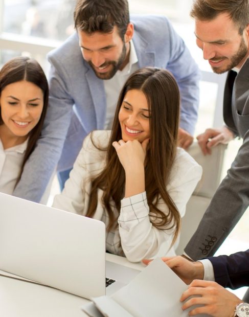 Personas trabajando en oficina